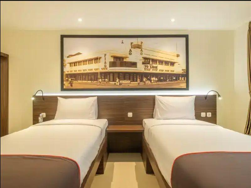 Super Oyo Collection O Hotel Pasar Baru Heritage Бандунг Экстерьер фото