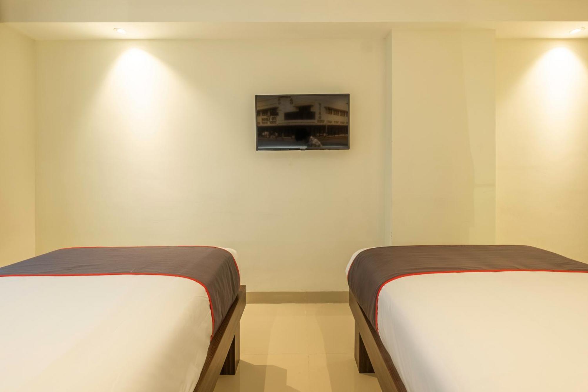 Super Oyo Collection O Hotel Pasar Baru Heritage Бандунг Экстерьер фото