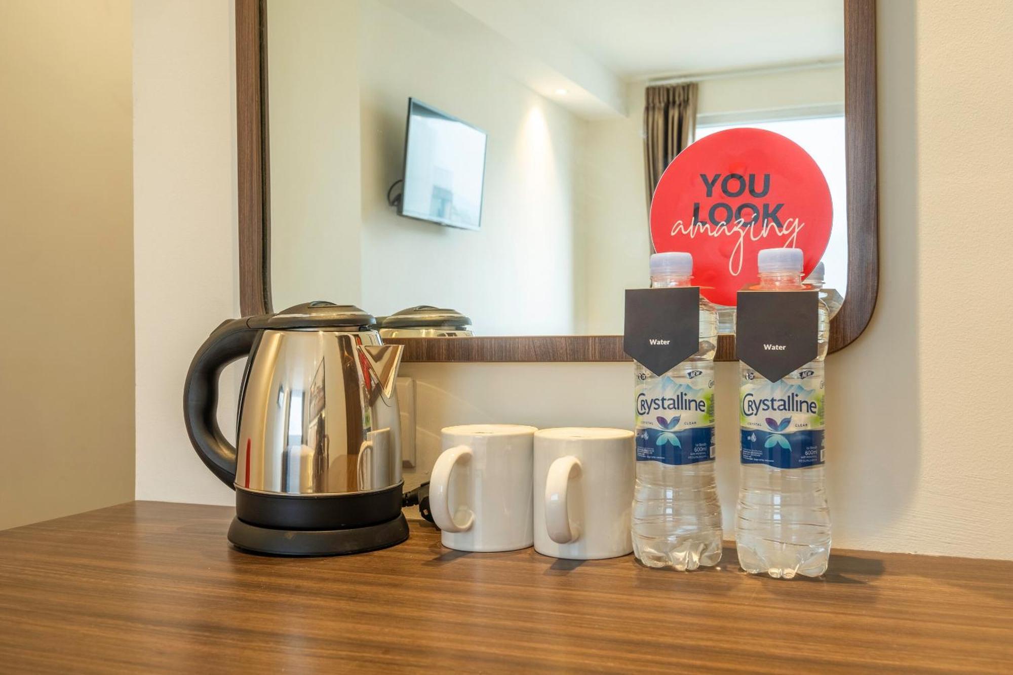 Super Oyo Collection O Hotel Pasar Baru Heritage Бандунг Экстерьер фото